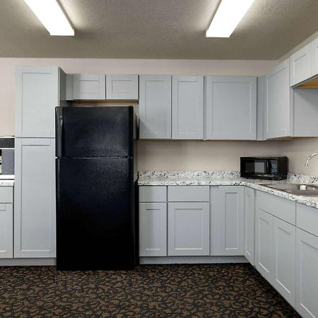 Travelodge By Wyndham Vaughn Esterno foto