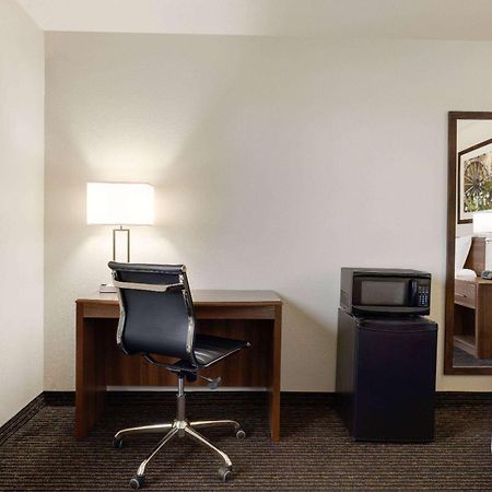 Travelodge By Wyndham Vaughn Esterno foto