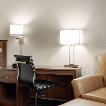 Travelodge By Wyndham Vaughn Esterno foto