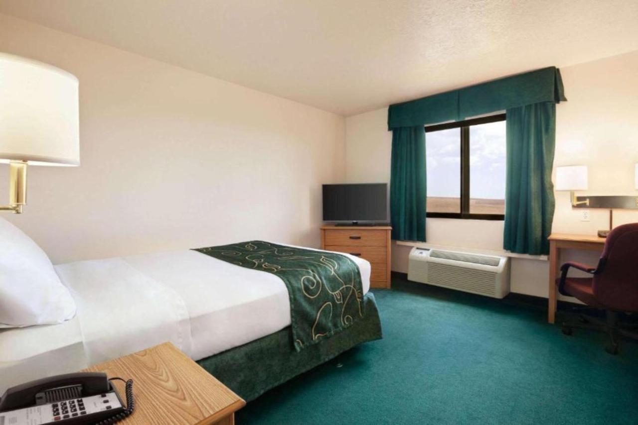Travelodge By Wyndham Vaughn Esterno foto