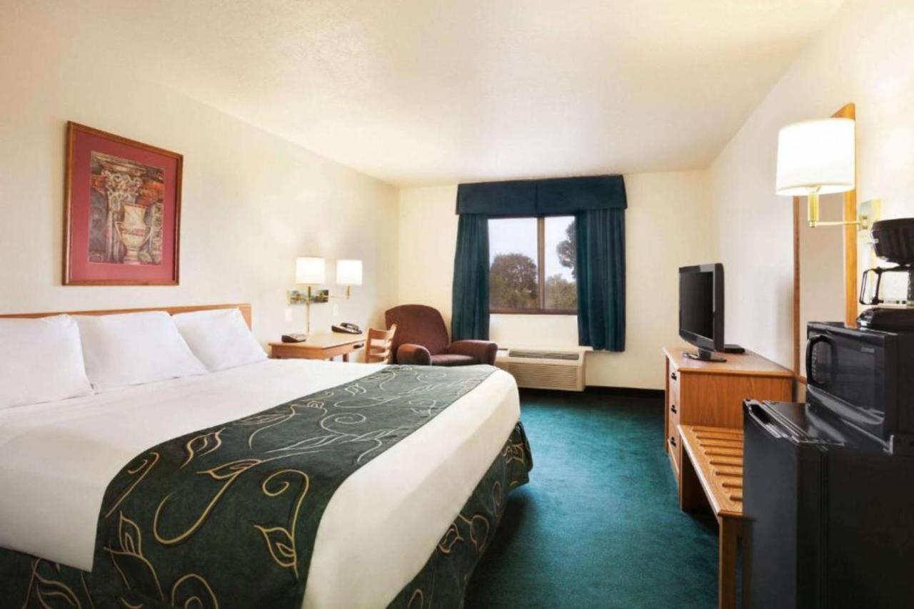 Travelodge By Wyndham Vaughn Esterno foto