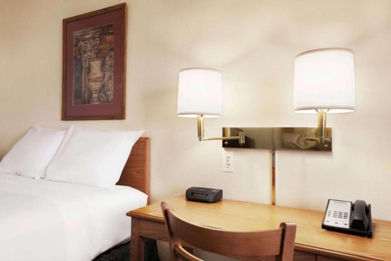 Travelodge By Wyndham Vaughn Esterno foto