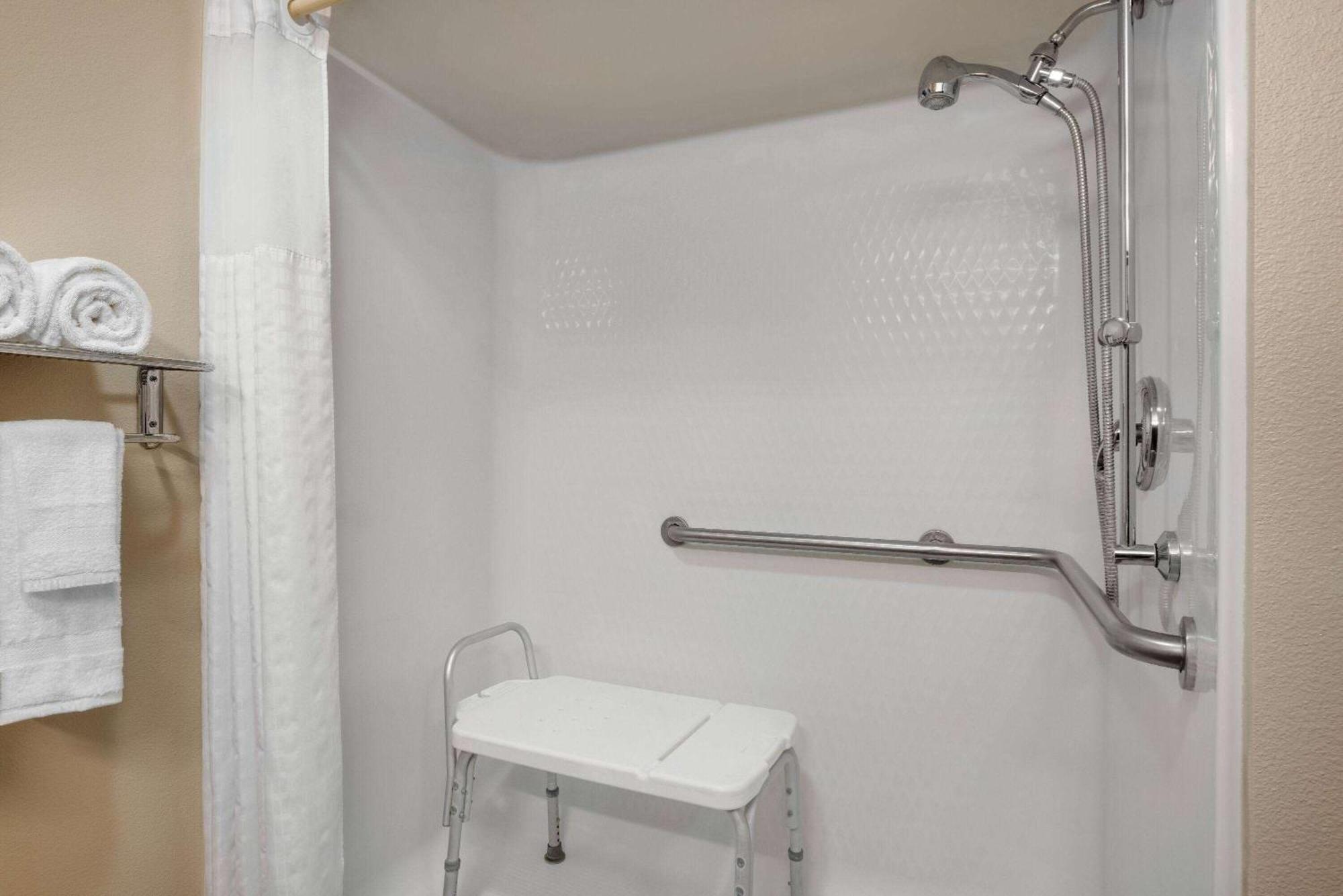 Travelodge By Wyndham Vaughn Esterno foto