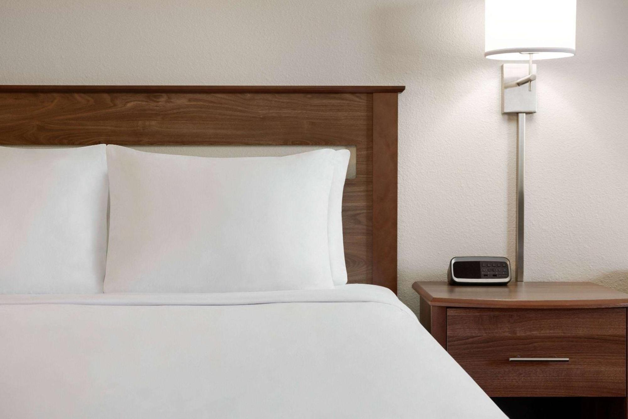 Travelodge By Wyndham Vaughn Esterno foto