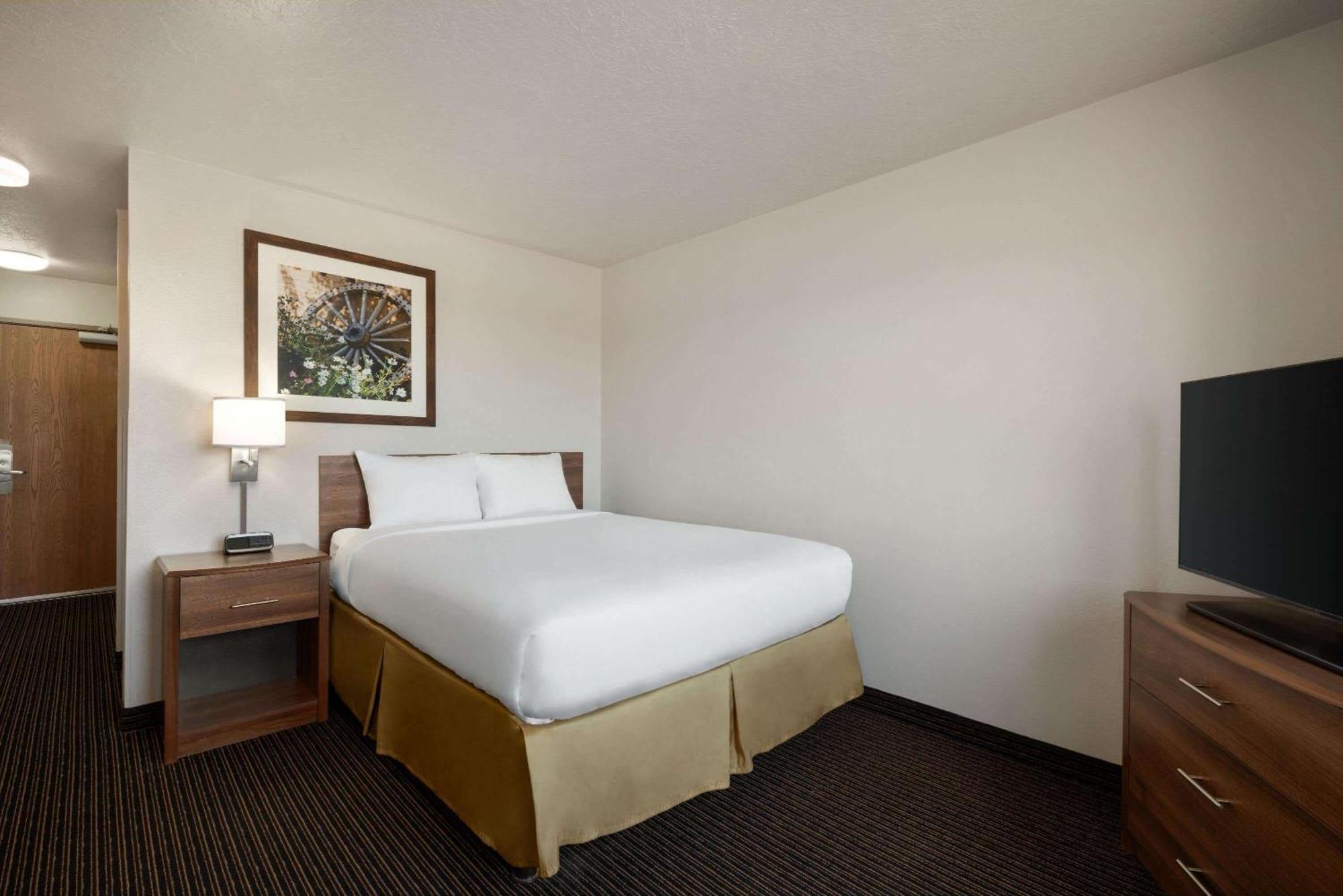 Travelodge By Wyndham Vaughn Esterno foto