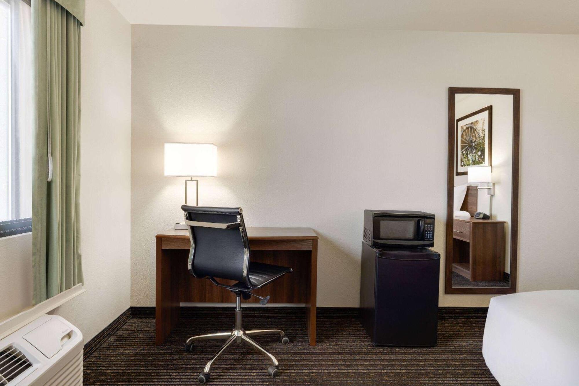 Travelodge By Wyndham Vaughn Esterno foto