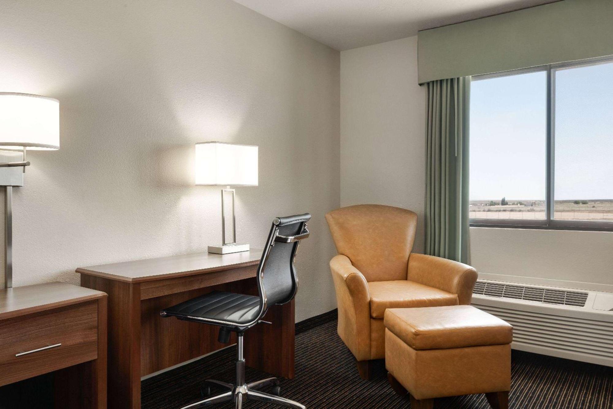 Travelodge By Wyndham Vaughn Esterno foto