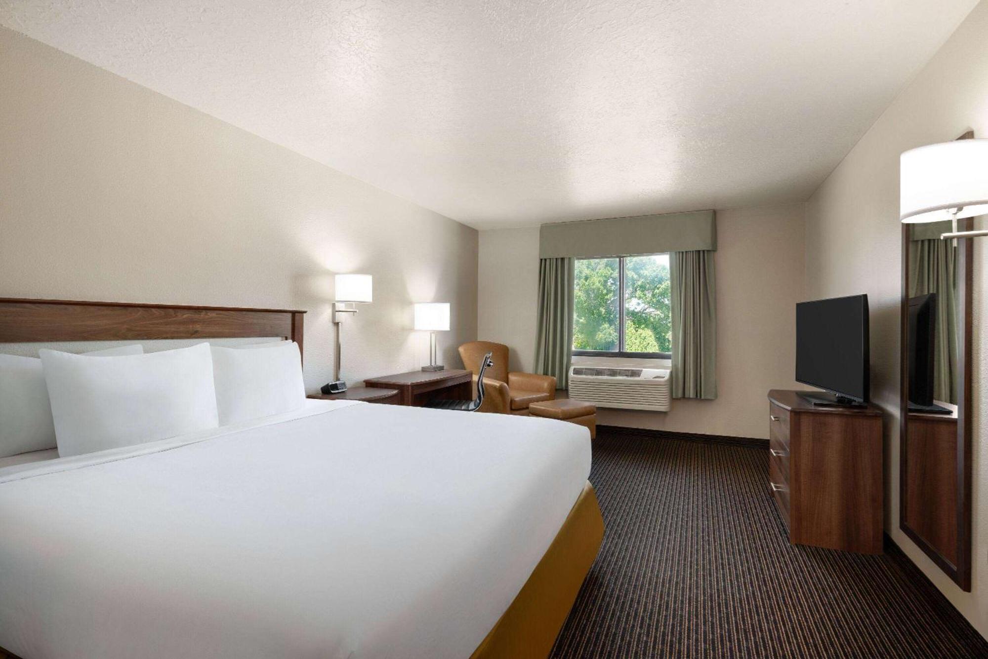 Travelodge By Wyndham Vaughn Esterno foto