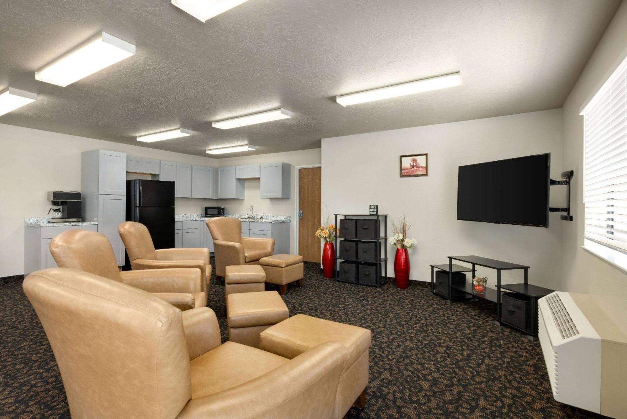 Travelodge By Wyndham Vaughn Esterno foto
