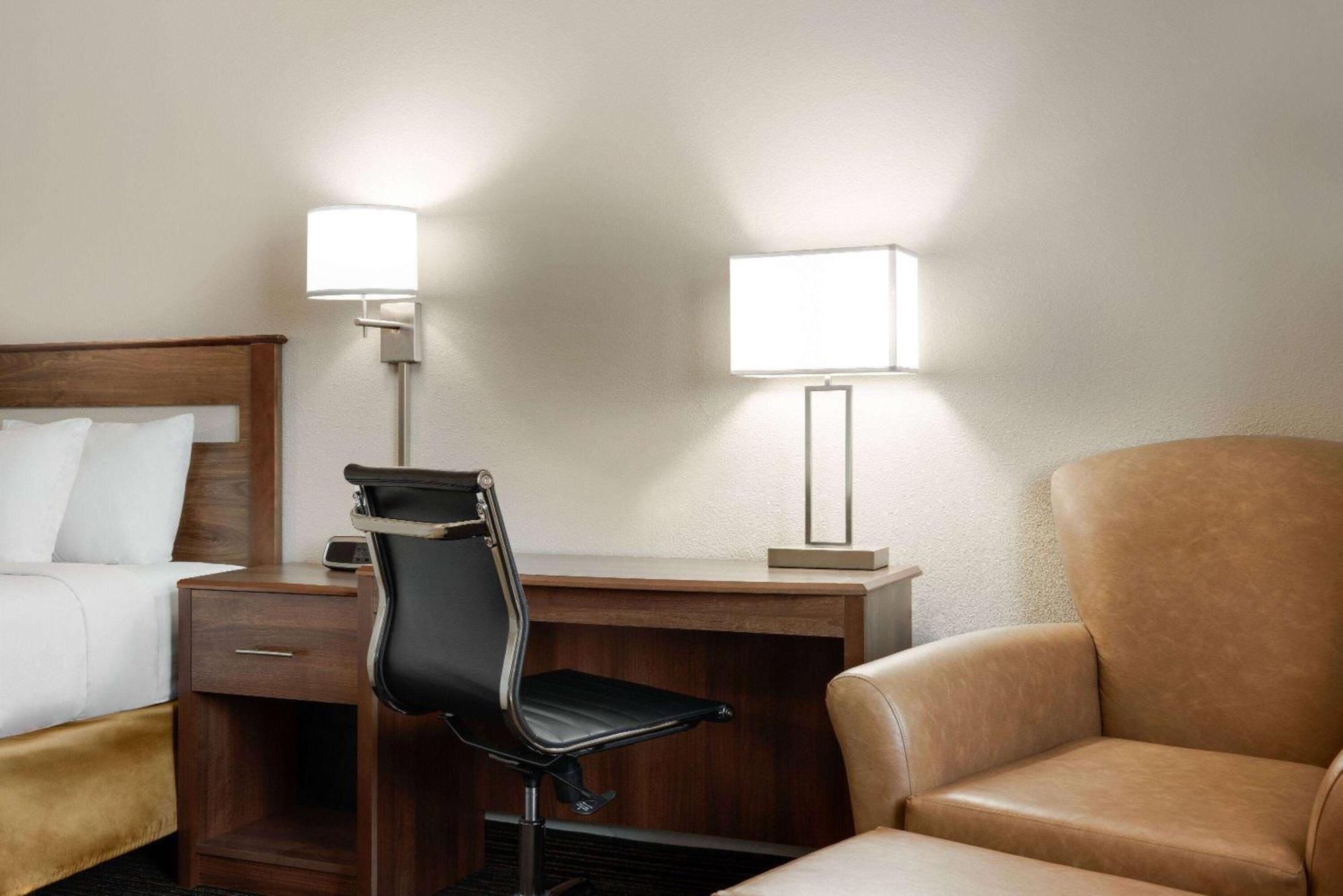 Travelodge By Wyndham Vaughn Esterno foto